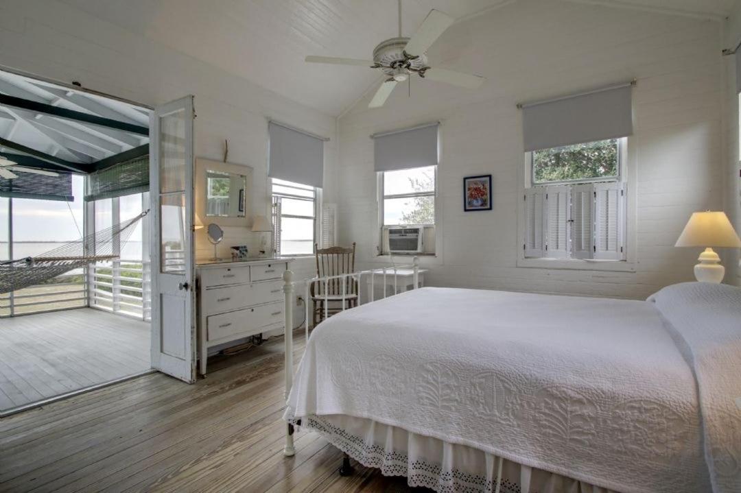 1111 Middle Street by AvantStay Charming Historic Cottage Featured in Dear John Movie Beach Access