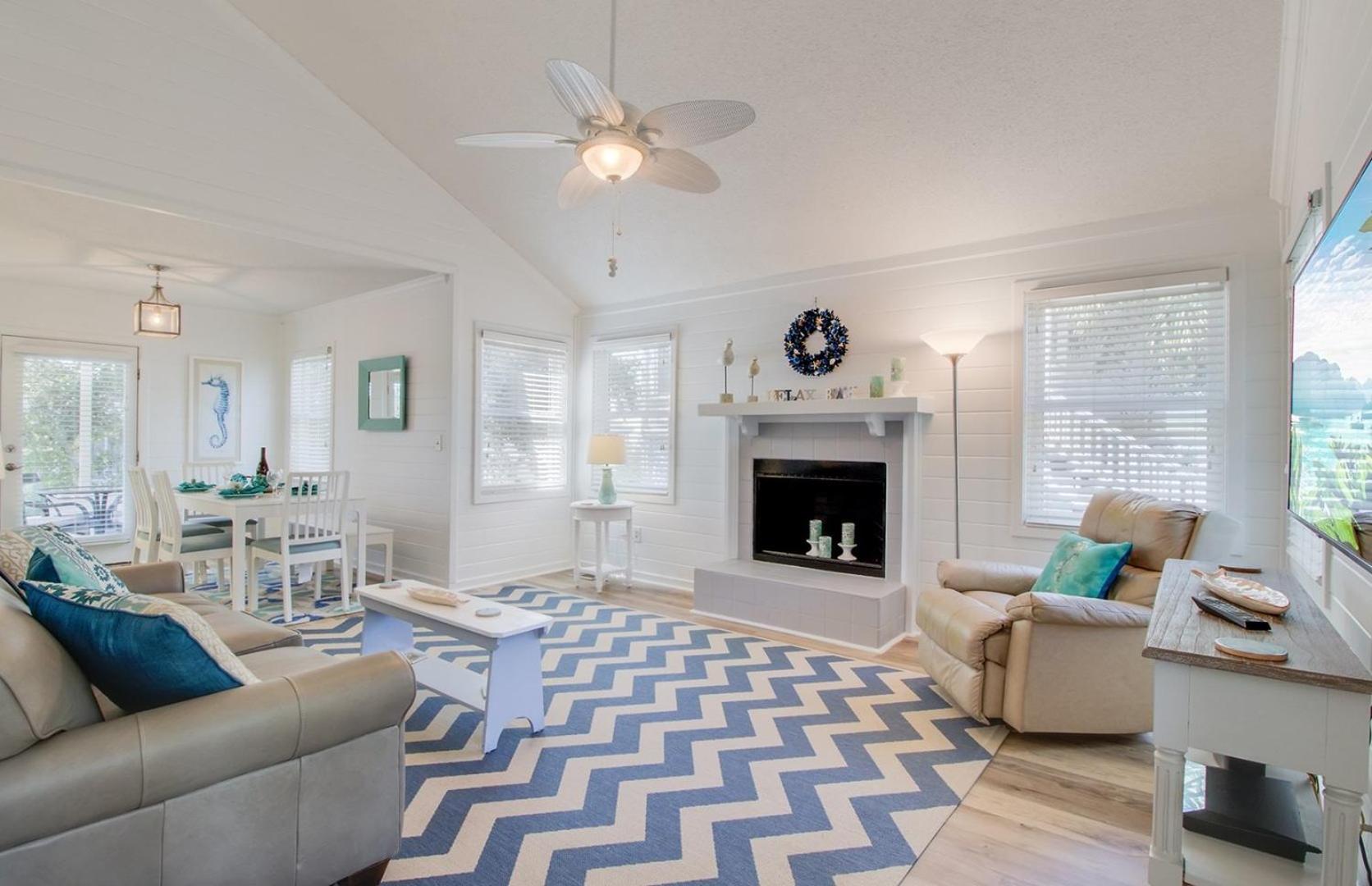 72 Pelican Bay AvantStay Community Pool Decks