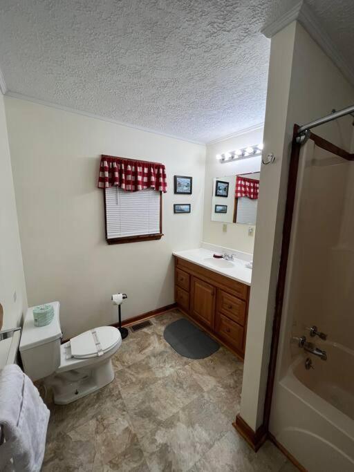 Deluxe Cabin #11 with Hot Tub on Patoka Lake in Southern Indiana