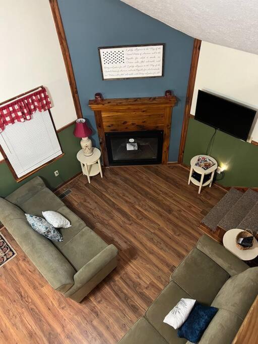 Deluxe Cabin #11 with Hot Tub on Patoka Lake in Southern Indiana
