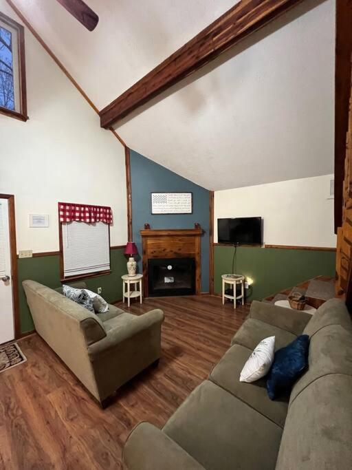 Deluxe Cabin #11 with Hot Tub on Patoka Lake in Southern Indiana