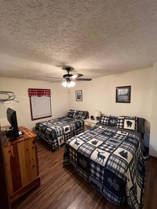 Deluxe Cabin #11 with Hot Tub on Patoka Lake in Southern Indiana