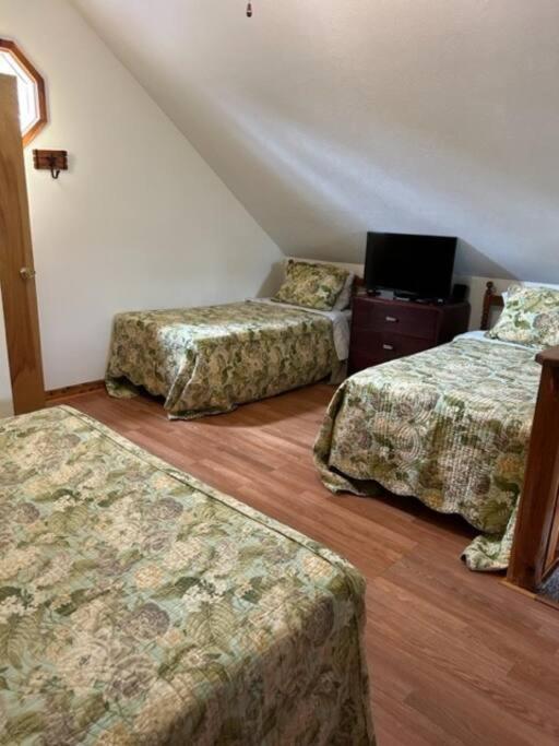 Deluxe Cabin #17 with Jacuzzi on Patoka Lake in Southern Indiana view 5