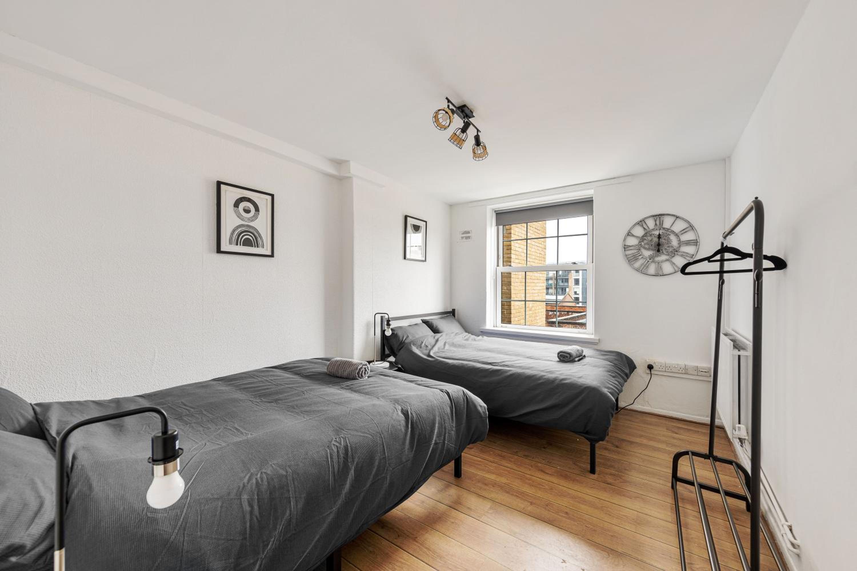 Sleek Shoreditch Hideout - 2 Bed Gem with Balcony in Central London