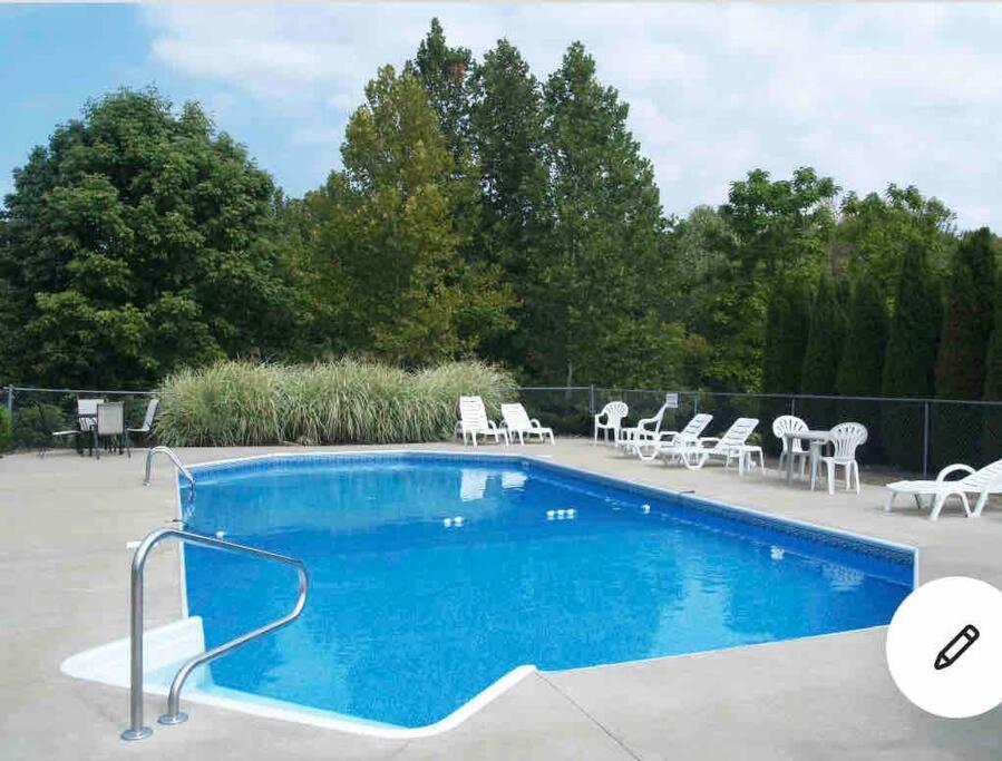 Luxury Cabin #21 With Hot Tub and Jacuzzi on Patoka Lake in Southern Indiana