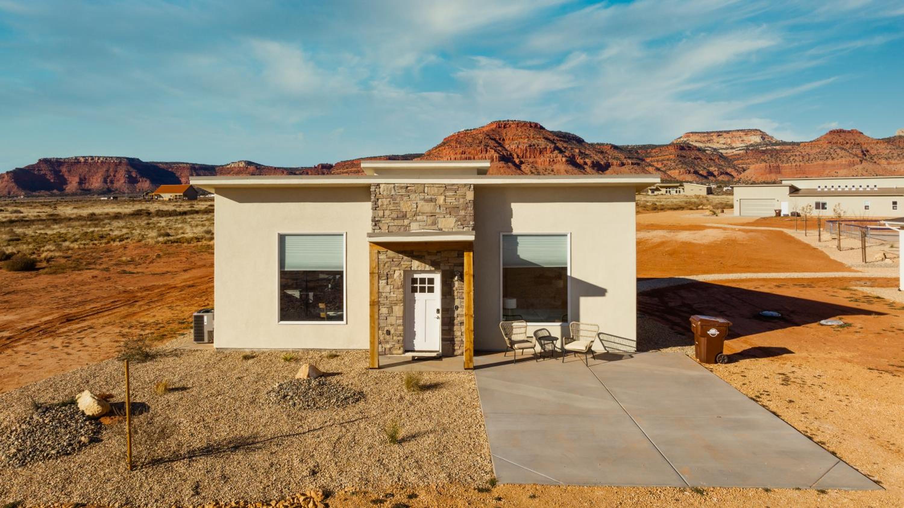 Peaceful modern stay with stars and red-rock views