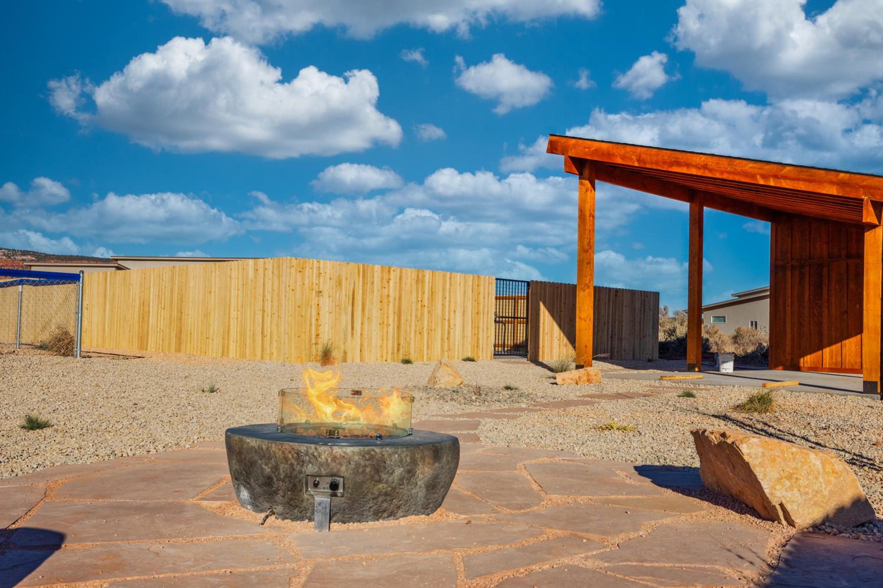 Peaceful modern stay with stars and red-rock views