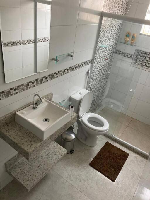 Casa com piscina, grande e espaçosa no Condomínio dos Pássaros