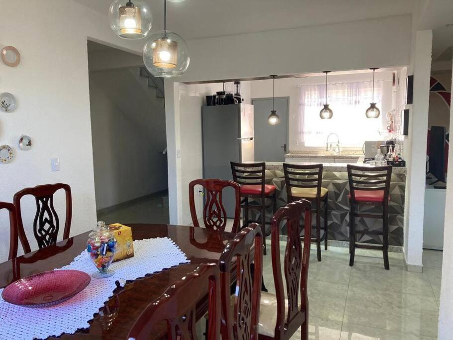 Casa com piscina, grande e espaçosa no Condomínio dos Pássaros