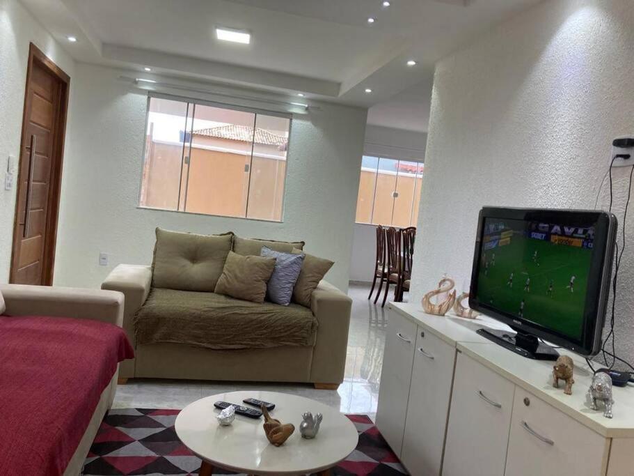 Casa com piscina, grande e espaçosa no Condomínio dos Pássaros