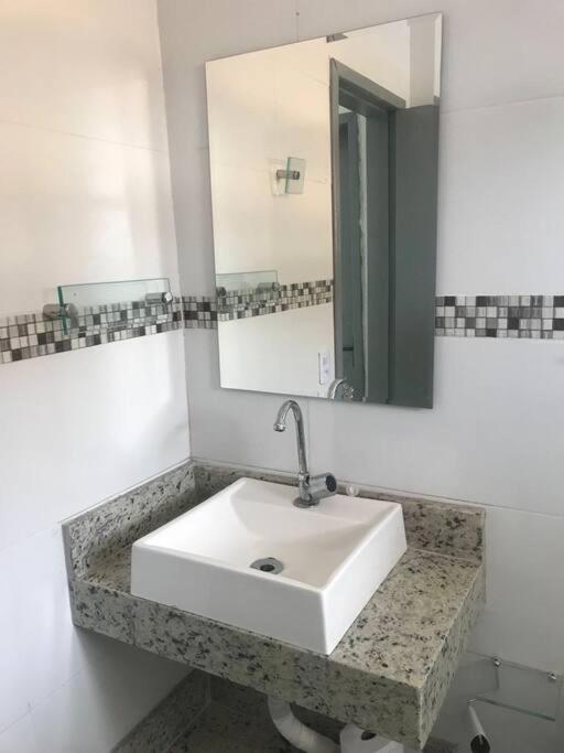 Casa com piscina, grande e espaçosa no Condomínio dos Pássaros