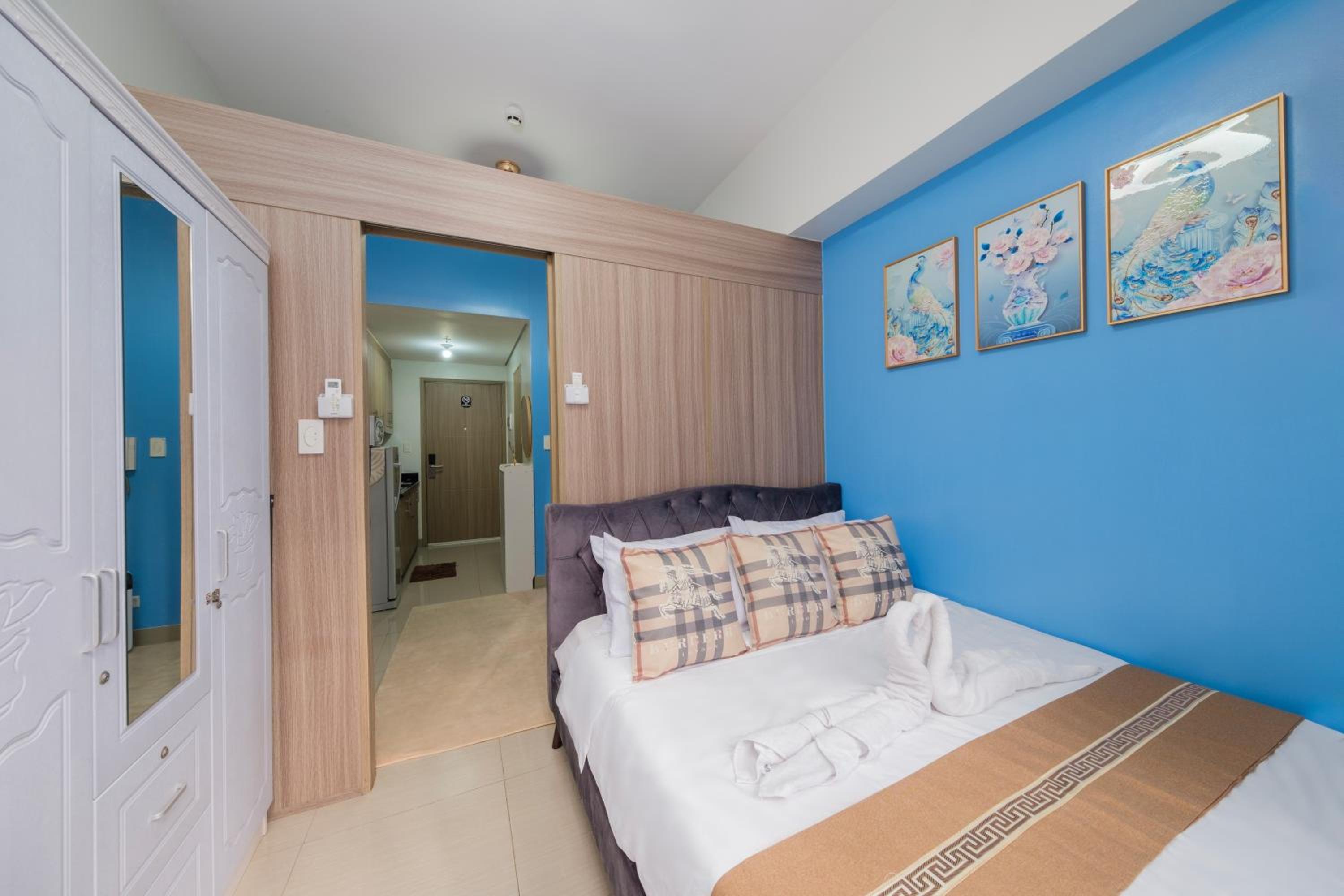 MALL OF ASIA Condo with Balcony Facing Pool @ Shore2 view 2