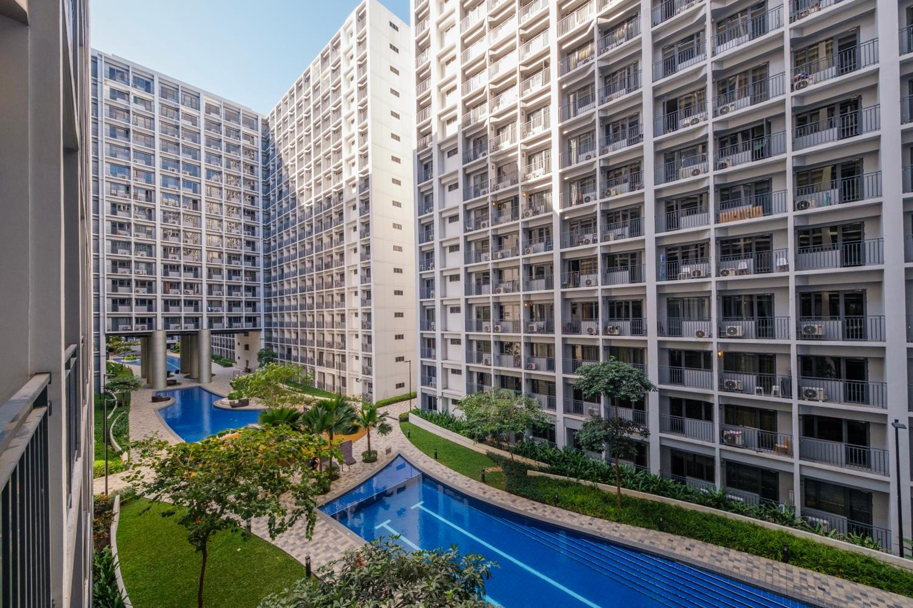 MALL OF ASIA Condo with Balcony Facing Pool @ Shore2 view 4