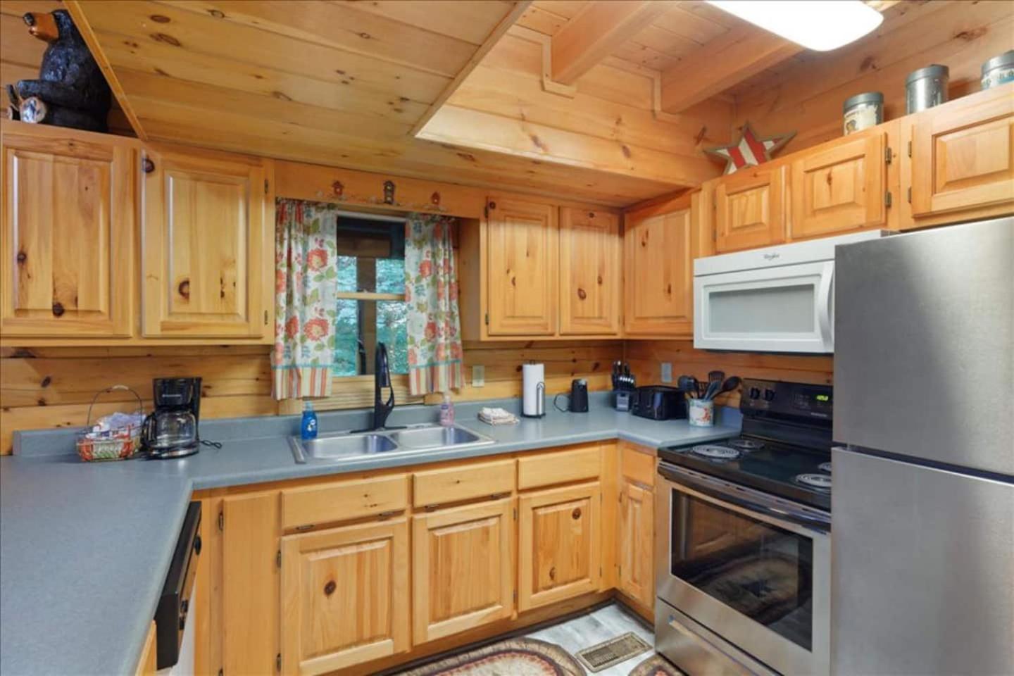 Pigeon Forge Family Cabin with Games & Hot Tub