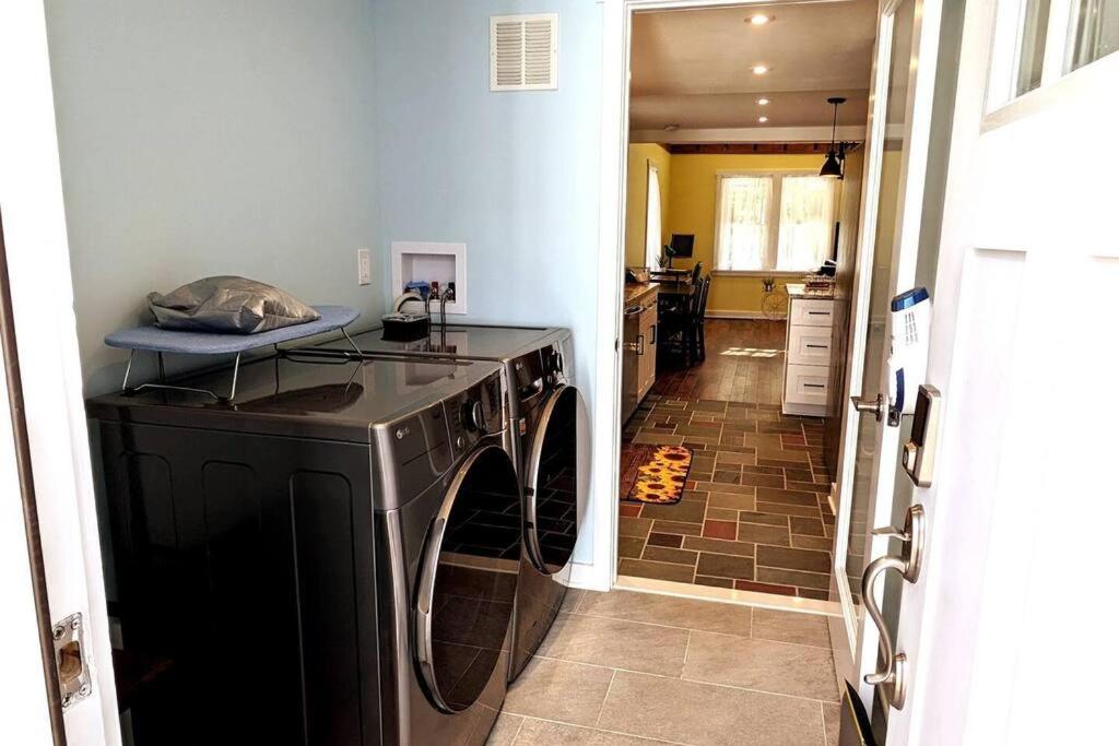Walkable Elmwood Cottage, No Chores 4Bath 4BR 4Car view 4