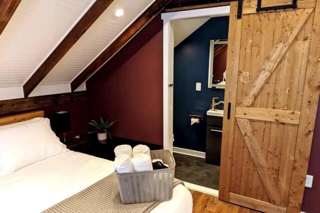 Walkable Elmwood Cottage, No Chores 2Bath 2BR 2Car view 2