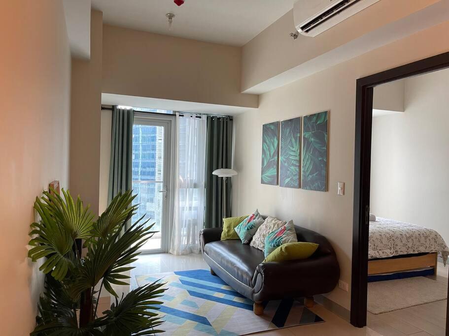 Lush 1BR Uptown Parksuites BGC 200mbps, Pool & Gym view 5