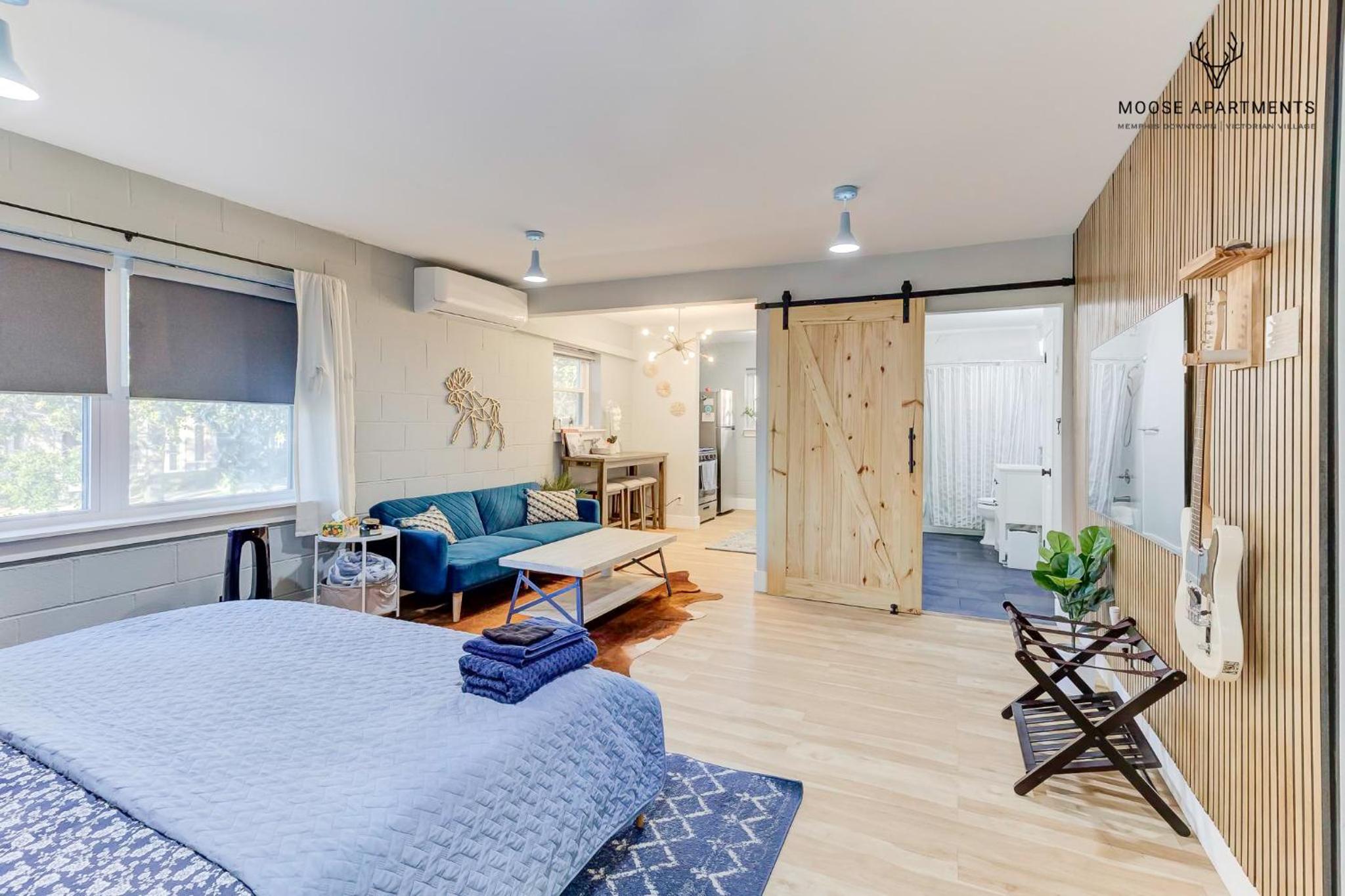The Moose #7 - Instaworthy Studio with Amazing Views, Free Parking & Heated King Bed view 4