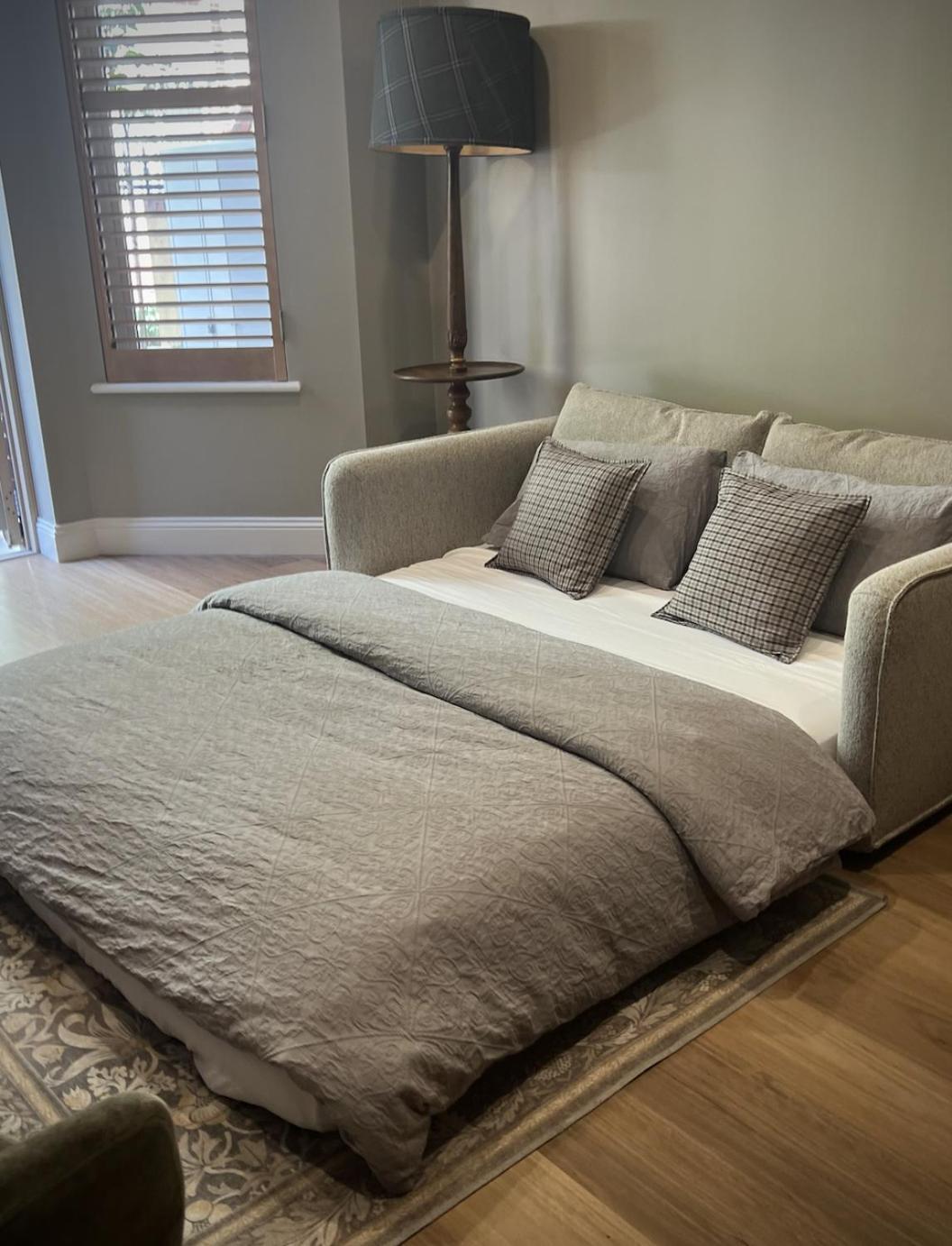 Charlie on Charlick - Fully Renovated 1BR Apt