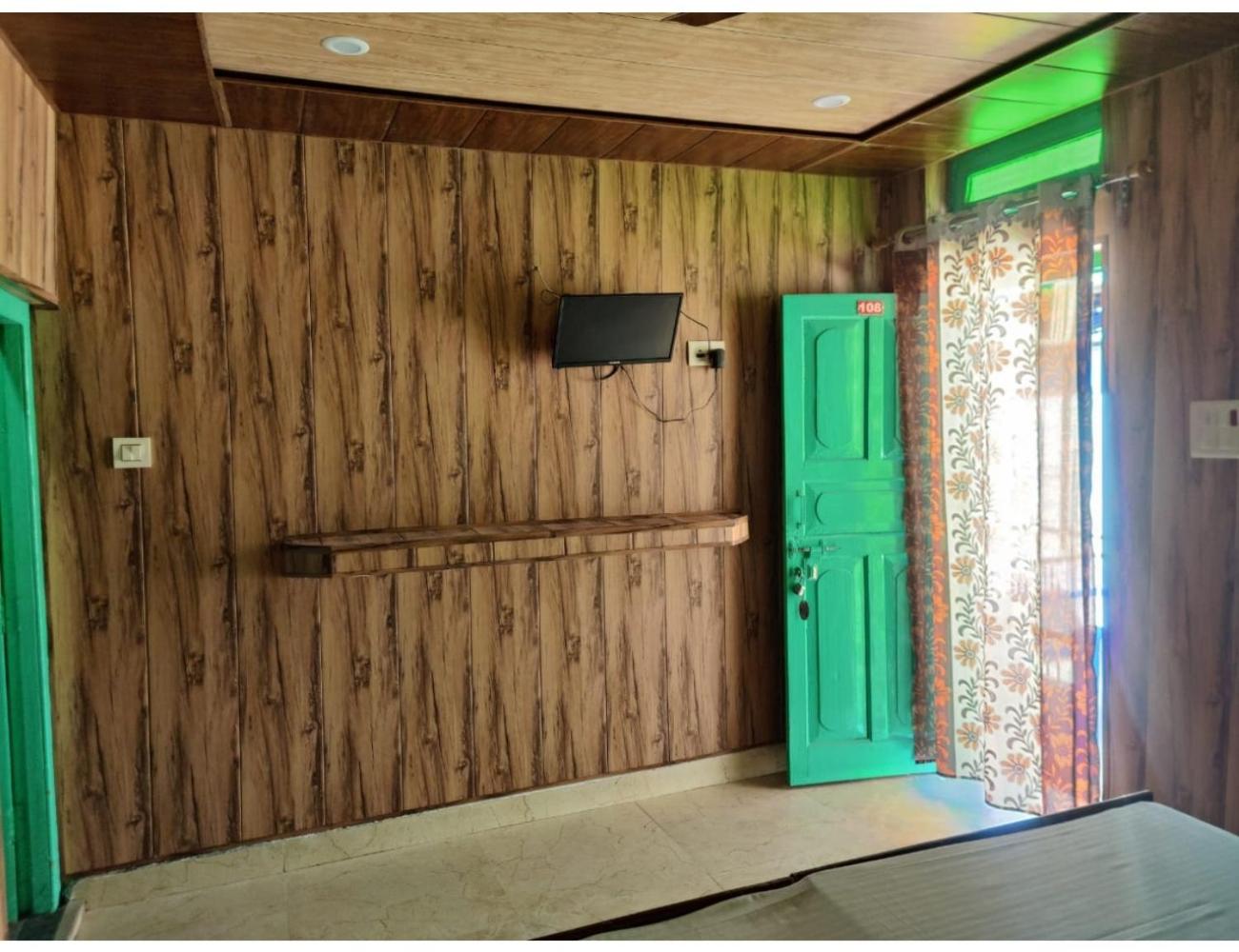 Hotel Robin, Phata