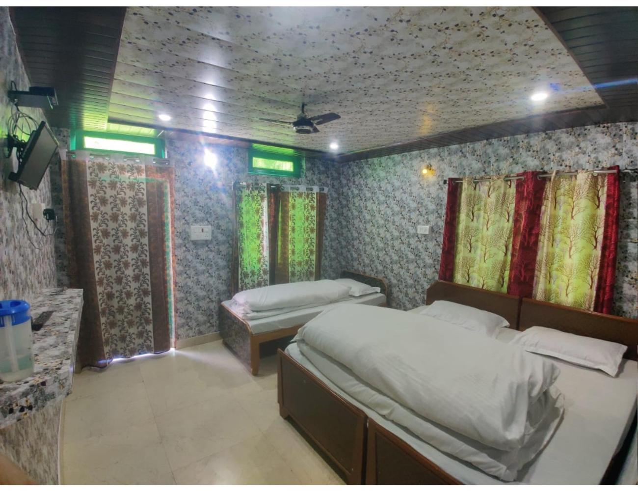 Hotel Robin, Phata