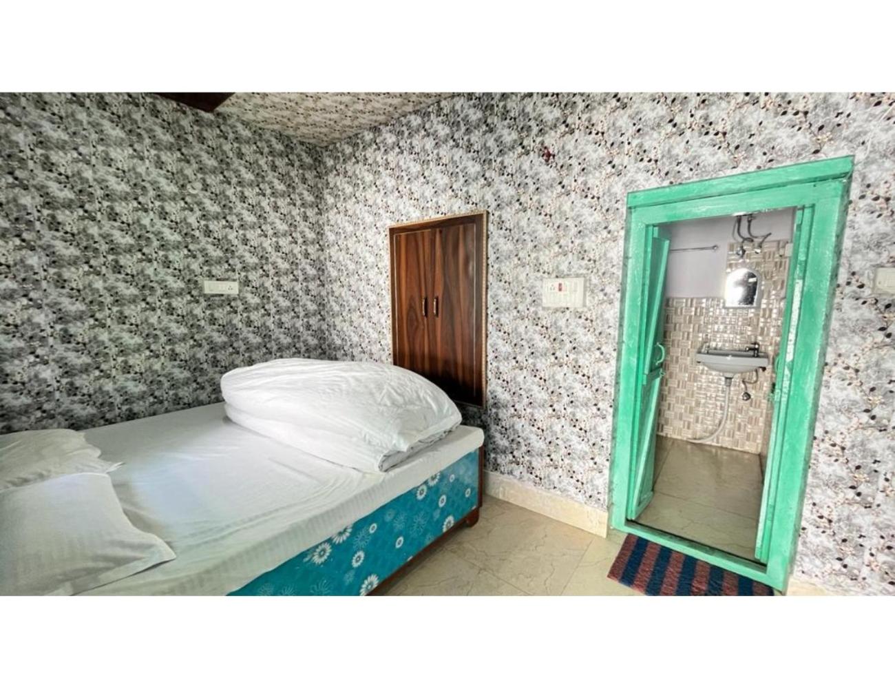 Hotel Robin, Phata