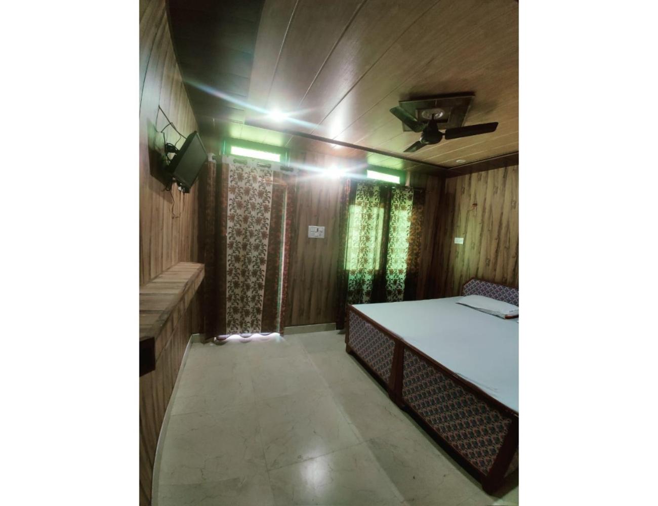 Hotel Robin, Phata