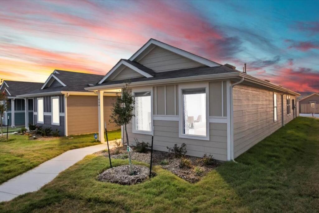 Full new built house, 20 minutes to Dallas view 2