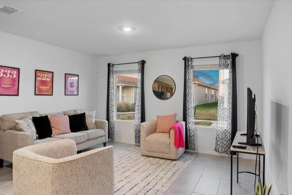 Full new built house, 20 minutes to Dallas view 3