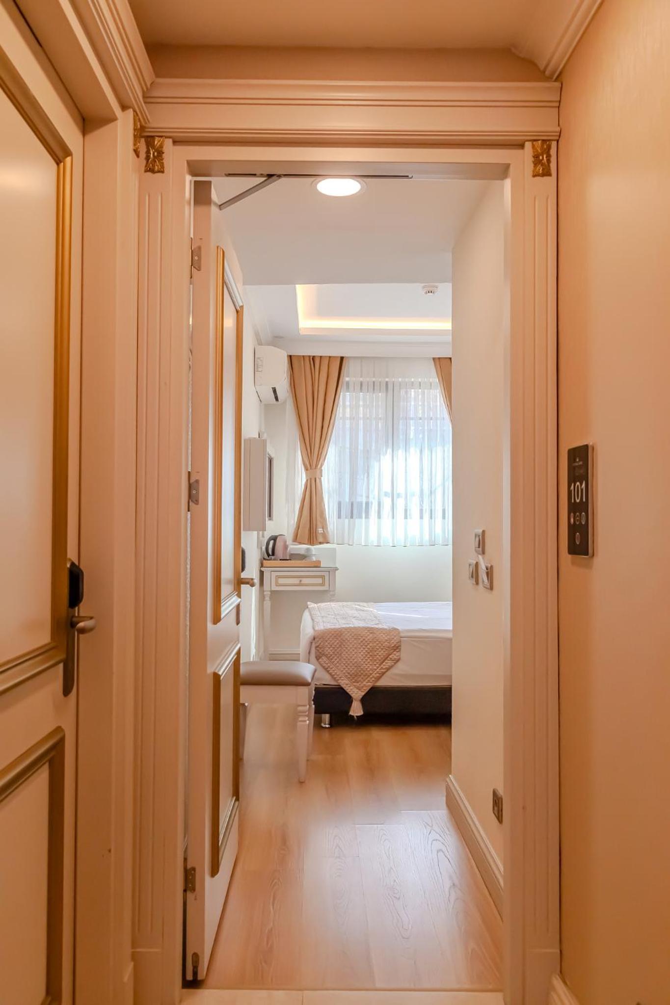 City Hall Otel - Image 47