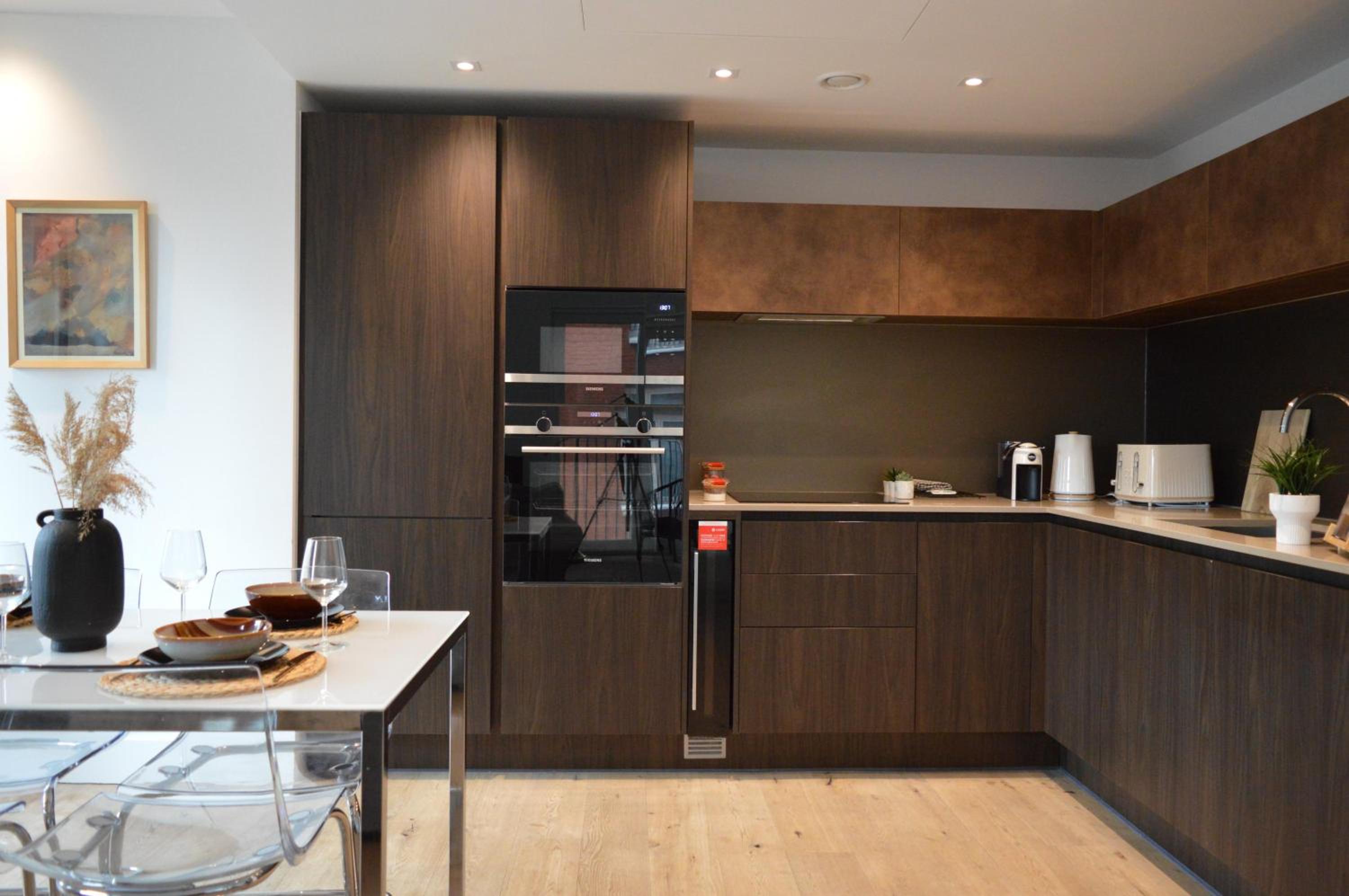 Luxury 2 Bed Apartment Vauxhall, Balcony, Sleeps 6, Central London - Open for Business stays, Long Stays, Families Relocating photo 2