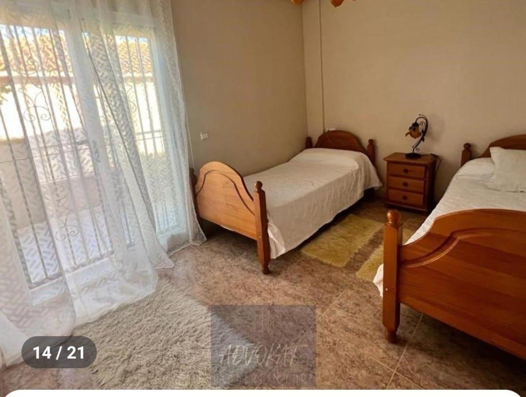 Se alquila un chalet en torrevieja