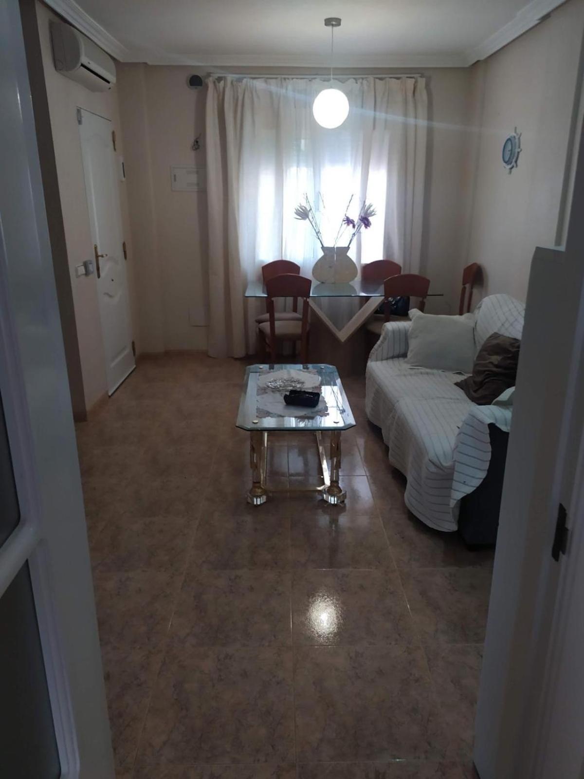 Se alquila un chalet en torrevieja