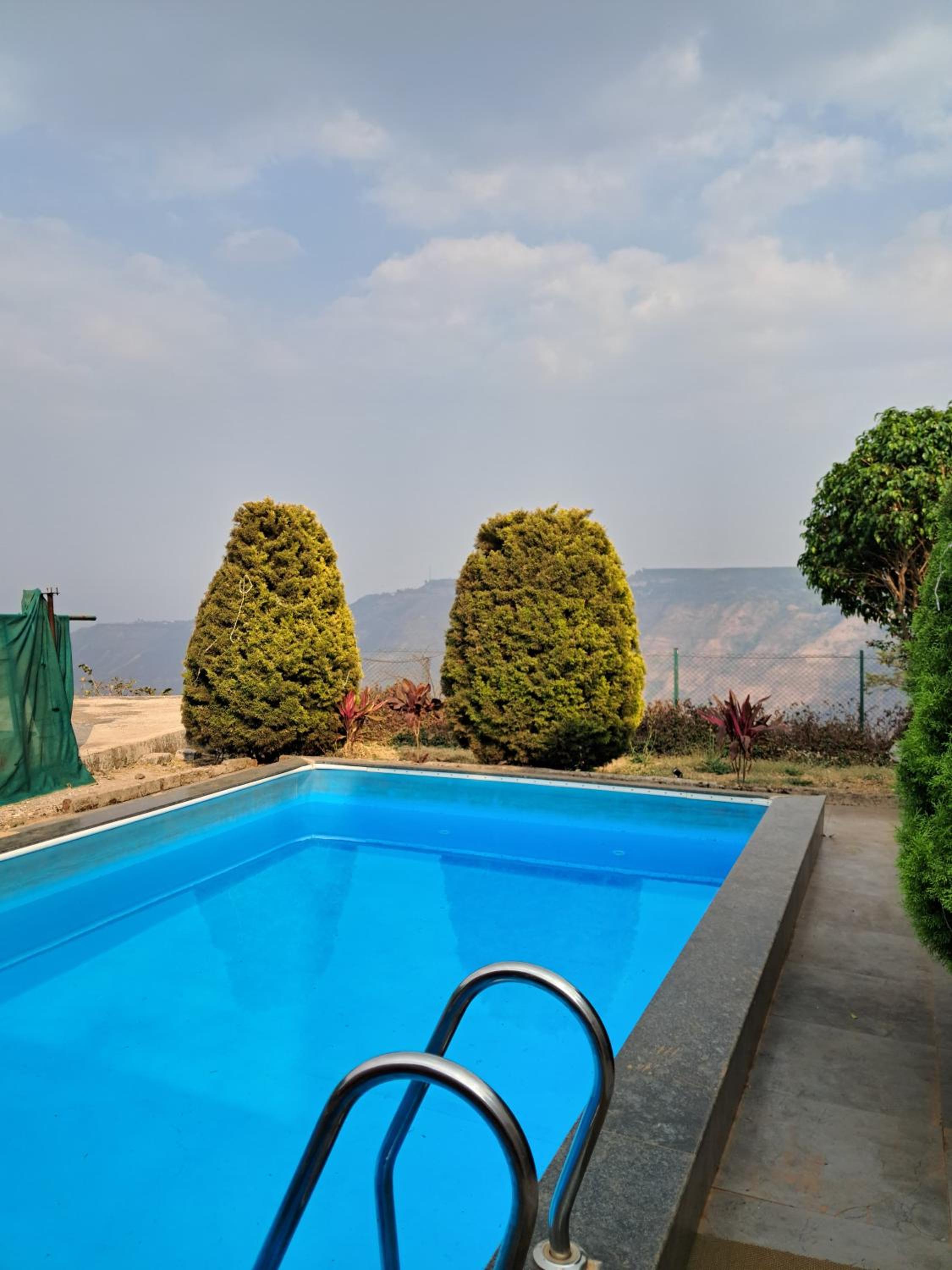 Hillview rooms by 29 bungalow view 4