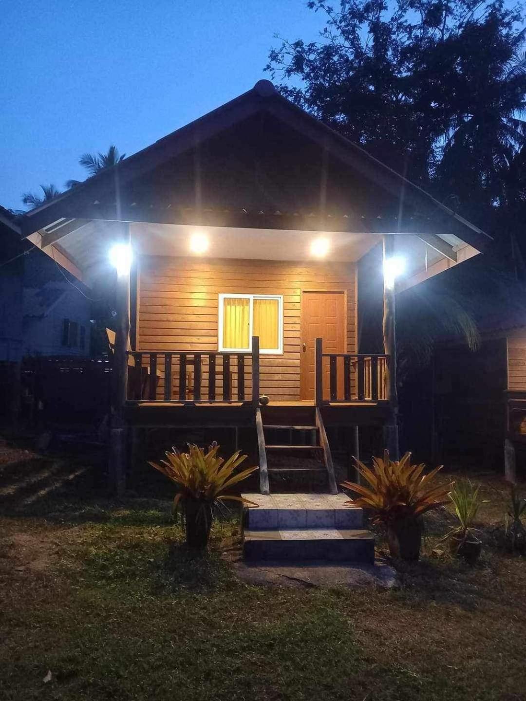 ฟาดิลบังกะโล Fadel bungalow