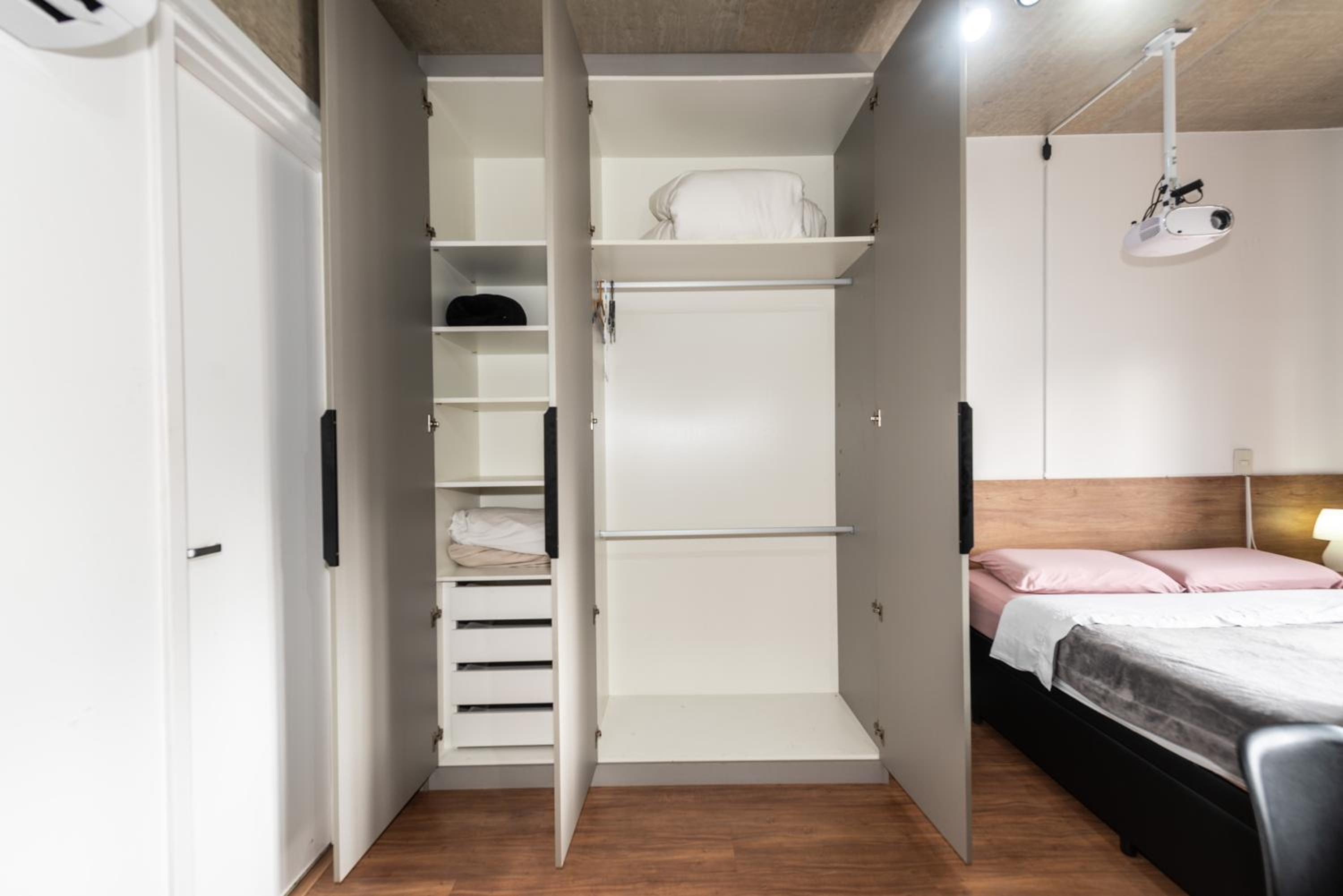 48 New Studio w Movie screen, fast wifi and balcony