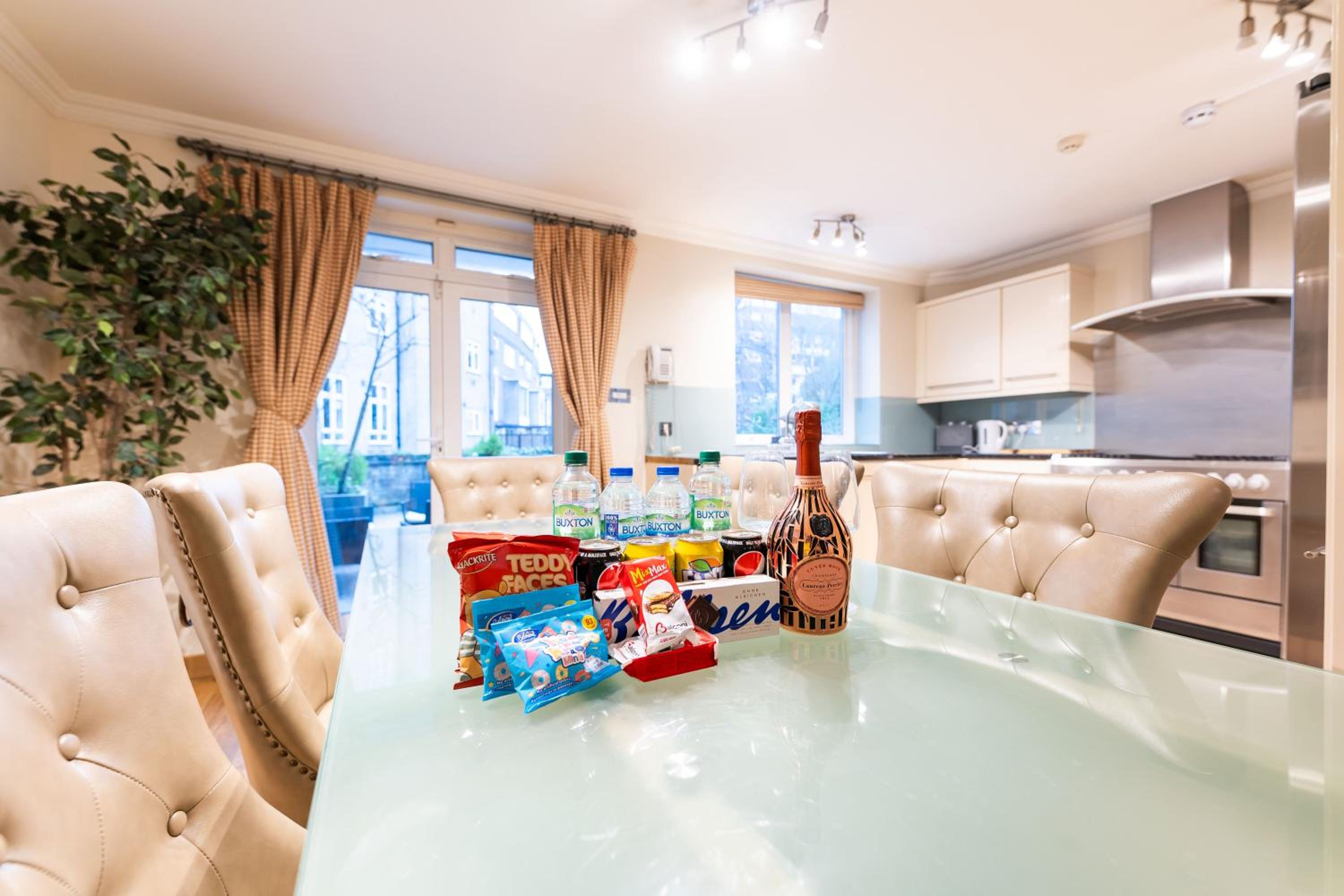 Luxury 6 Bedroom House in Southwick Street view 4