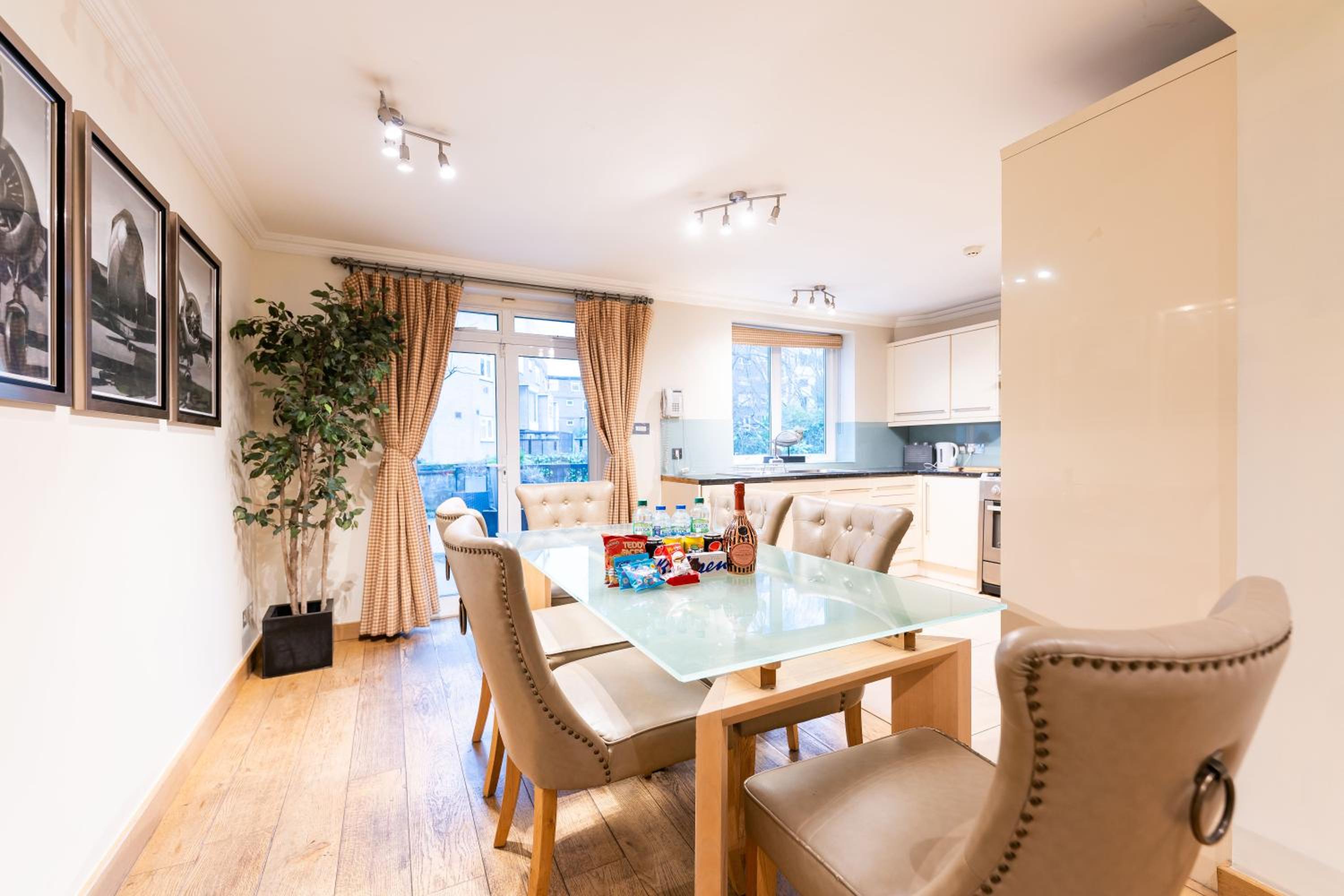 Luxury 6 Bedroom House in Southwick Street view 3