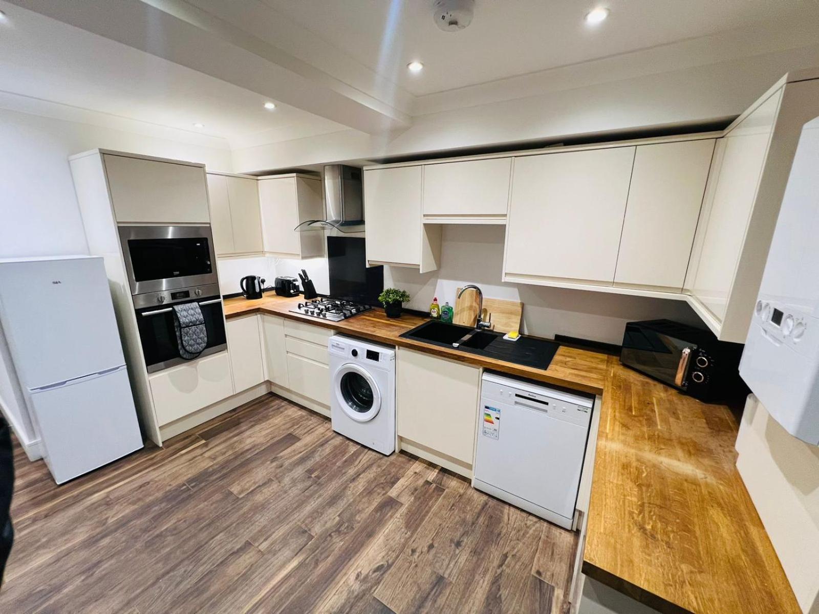 Luxury apartment near London centre, near train station, E1
