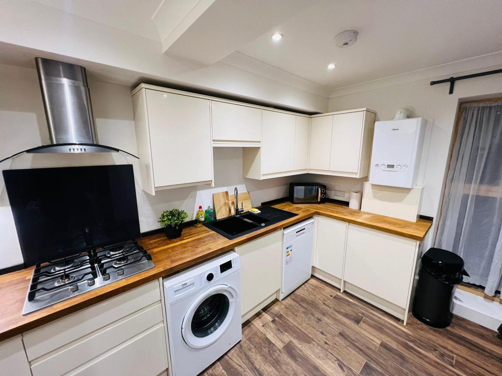 Luxury apartment near London centre, near train station, E1