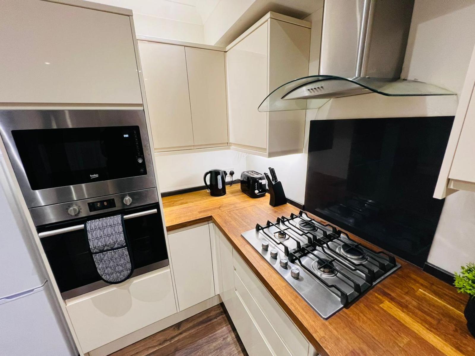 Luxury apartment near London centre, near train station, E1
