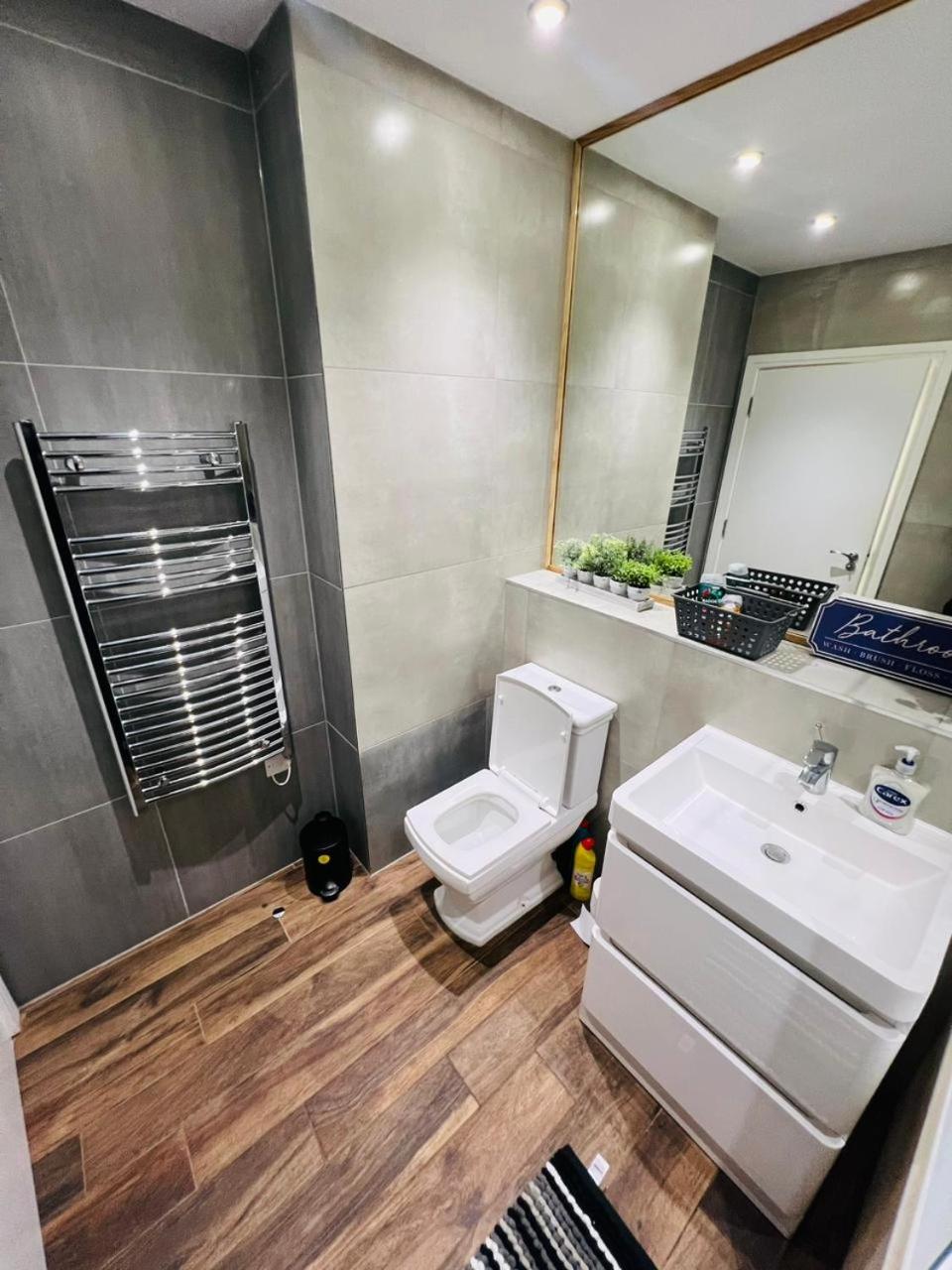 Luxury apartment near London centre, near train station, E1