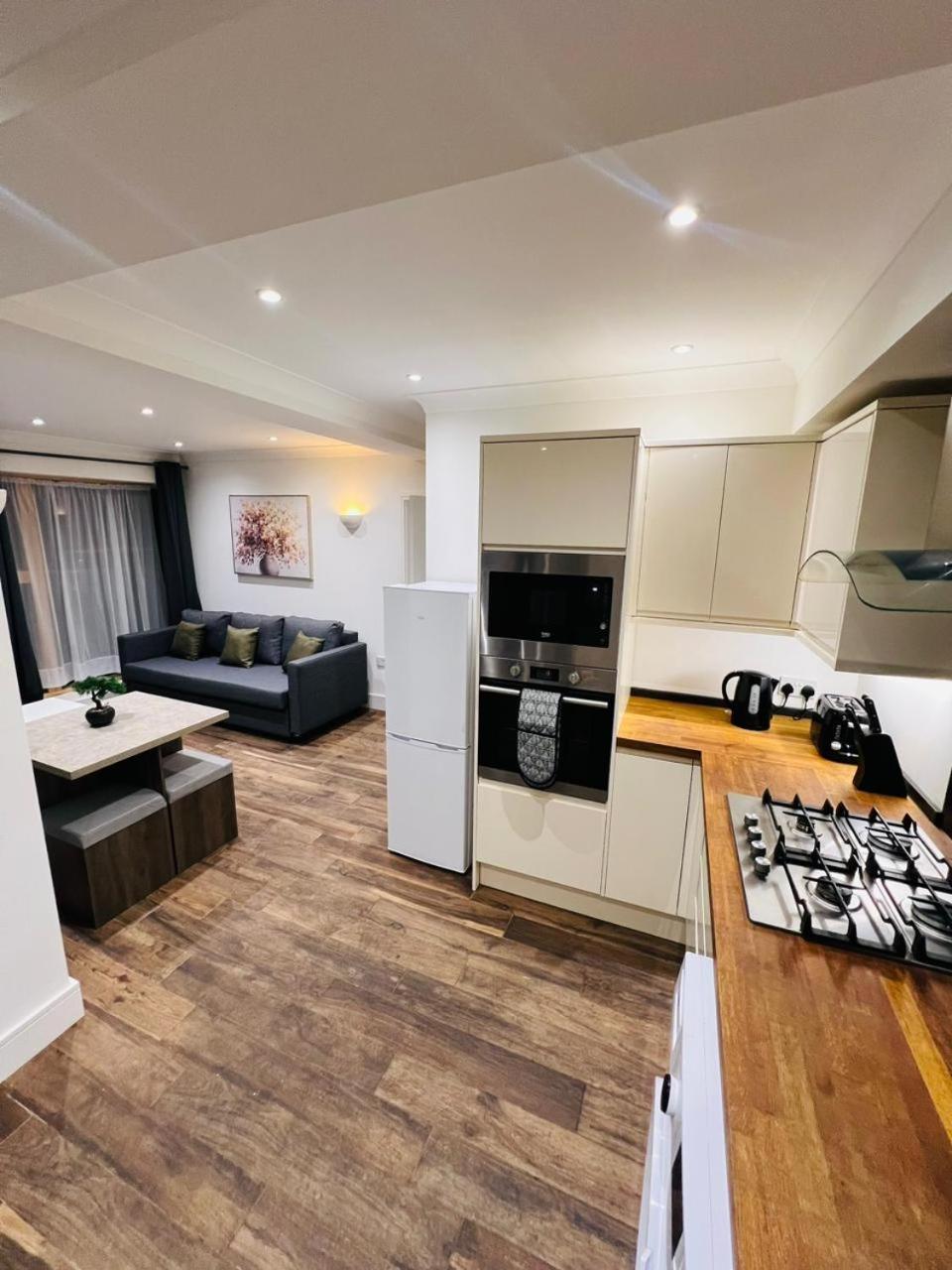 Luxury apartment near London centre, near train station, E1