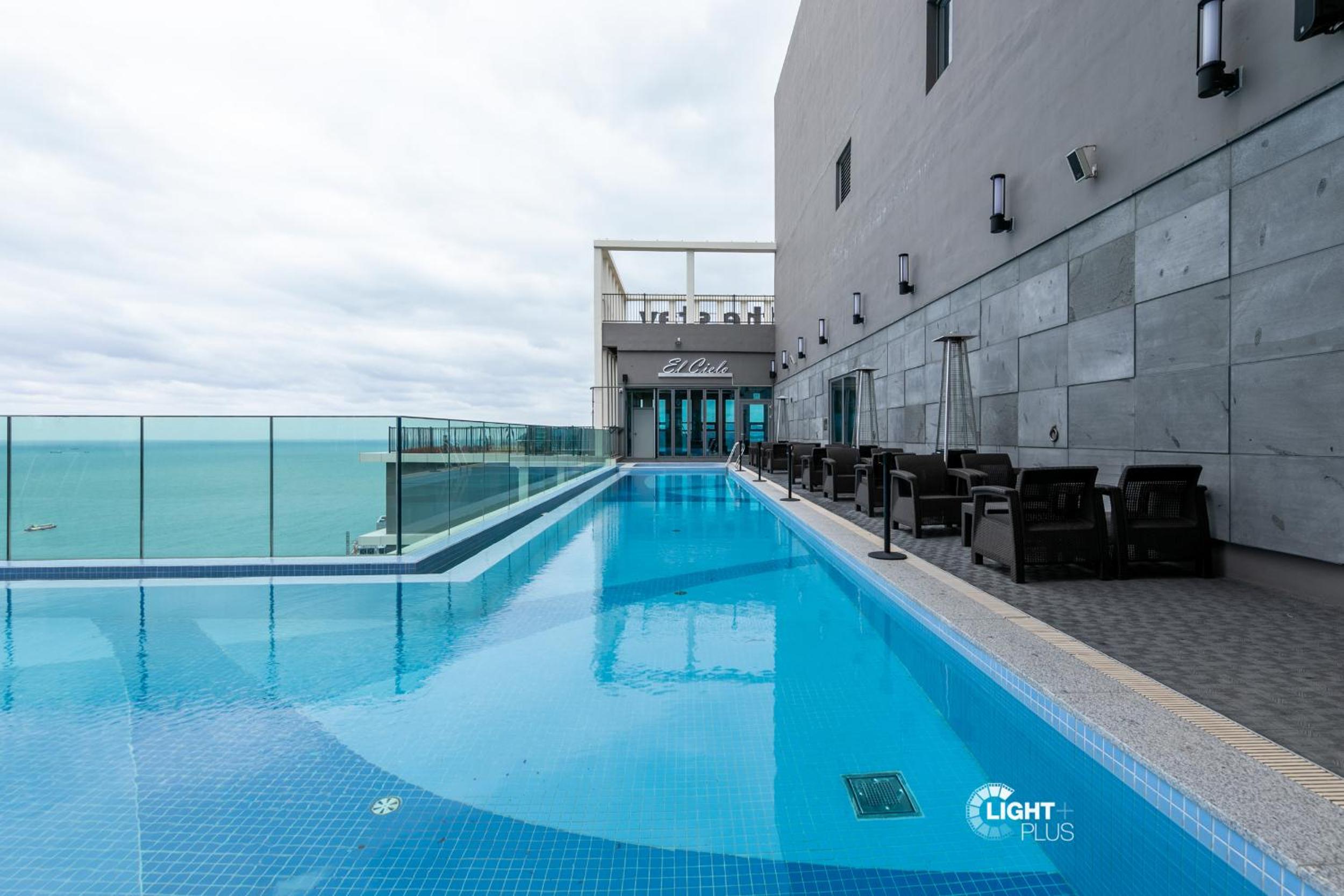 Residence with a beautiful high-rise view of Infinity Pool