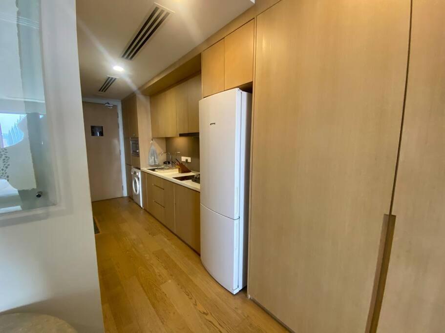 Studio with 1bed Netflix water dispenser balcony and bathtub
