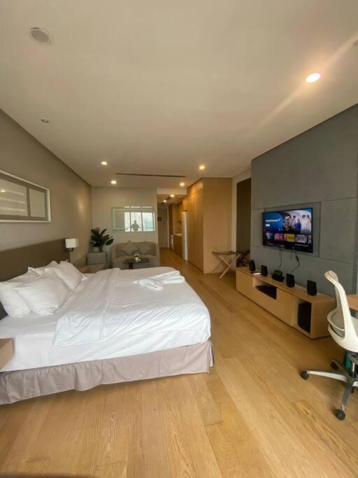 Studio with 1bed Netflix water dispenser balcony and bathtub