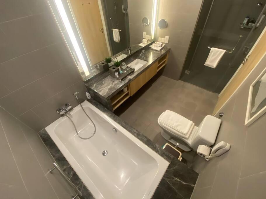 Studio with 1bed Netflix water dispenser balcony and bathtub