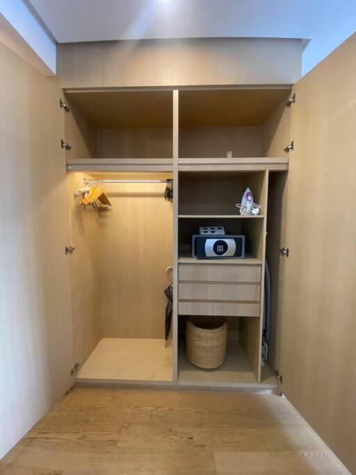 Studio with 1bed Netflix water dispenser balcony and bathtub