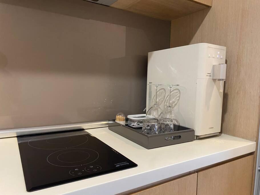 Studio with 1bed Netflix water dispenser balcony and bathtub