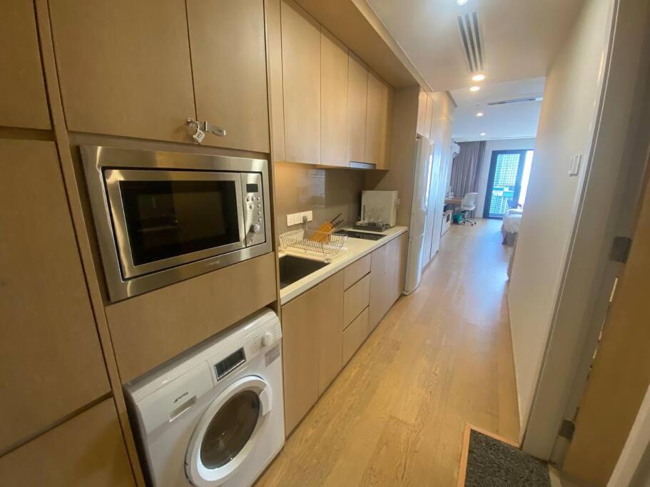 Studio with 1bed Netflix water dispenser balcony and bathtub